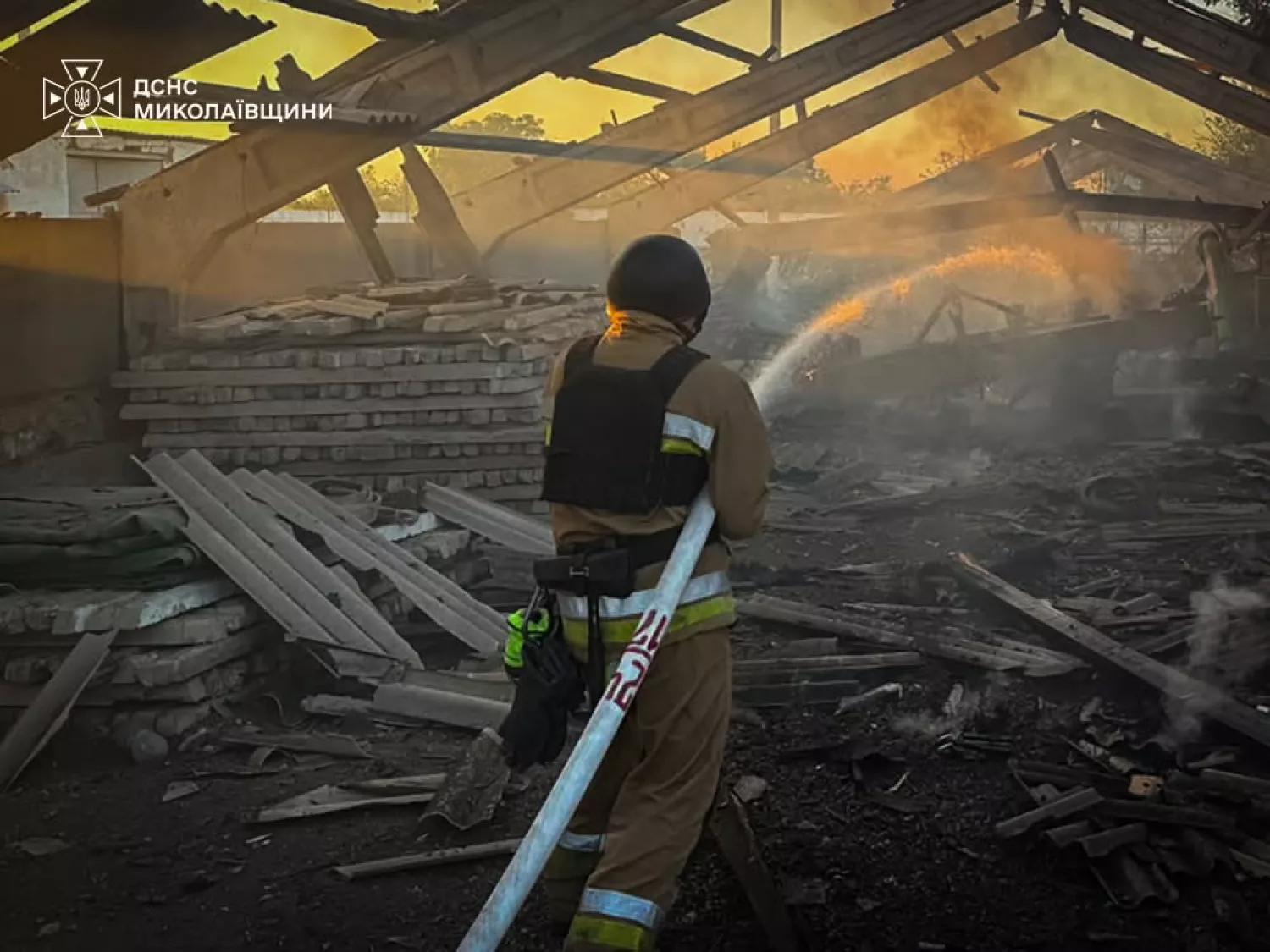 Рятувальники показали, як ліквідовували наслідки атаки на Миколаївщині 2 серпня. Фото: ДСНС