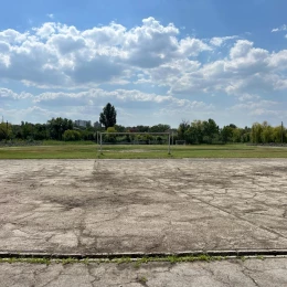 Футбольне поле спортшколи №5 було затопленим 3 місяці. Фото: NikVesti