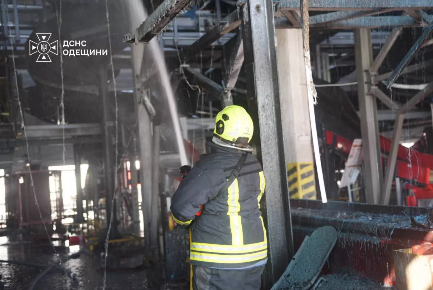 Росіяни вдарили по терміналу «Нової пошти» на Одещині 31 серпня. Фото: ДСНС