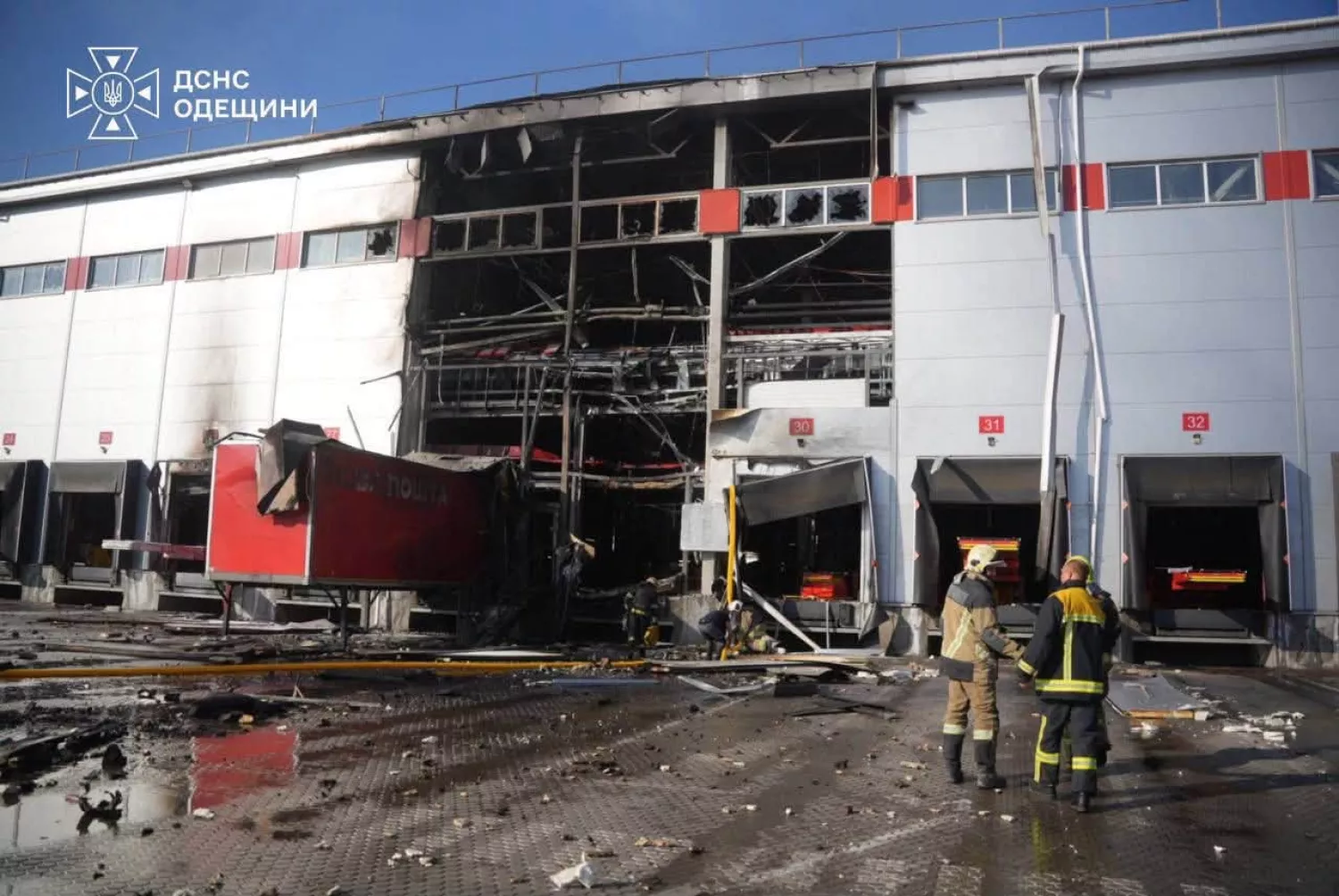 Росіяни вдарили по терміналу «Нової пошти» на Одещині 31 серпня. Фото: ДСНС
