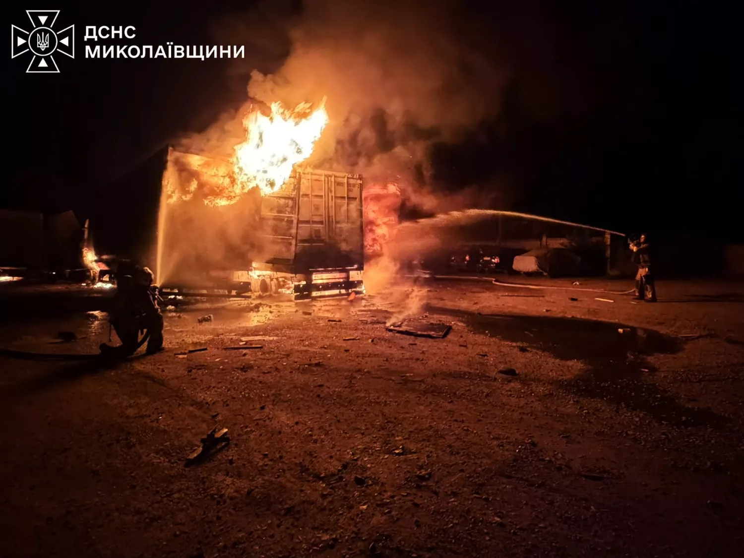 Наслідки атаки на Миколаївщині, під час якої згоріли сім вантажівок. Фото: ДСНС