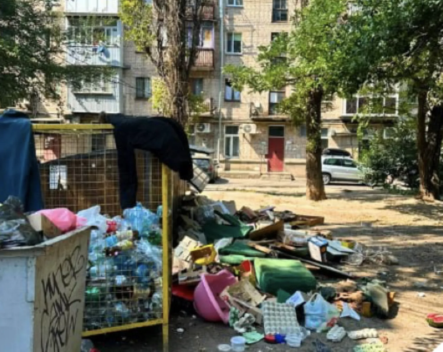 У Миколаєві на вулиці Південній прибрали сміття біля контейнерів. Фото Державна екологічна інспекція