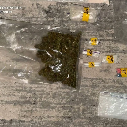 У Миколаєві підозрюють 18-річного хлопця у зберіганні психотропів для збуту. Фото: Миколаївська обласна прокуратура