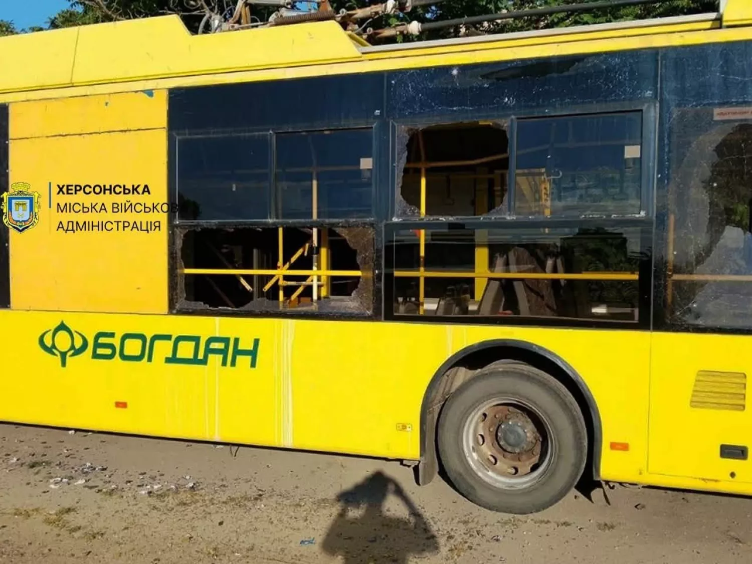 Наслідки атаки росіян на комунальний тролейбус у Херсоні. Фото: МВА