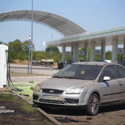 Росіяни атакували АЗС на Одещині, пошкоджено газову колонку та автомобіль. Фото: ДСНС
