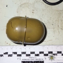 У Баштанці поліція затримала чоловіка, який погрожував жінці та її донці гранатою. Фото: Нацполіція