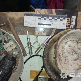 У Баштанці поліція затримала чоловіка, який погрожував жінці та її донці гранатою. Фото: Нацполіція