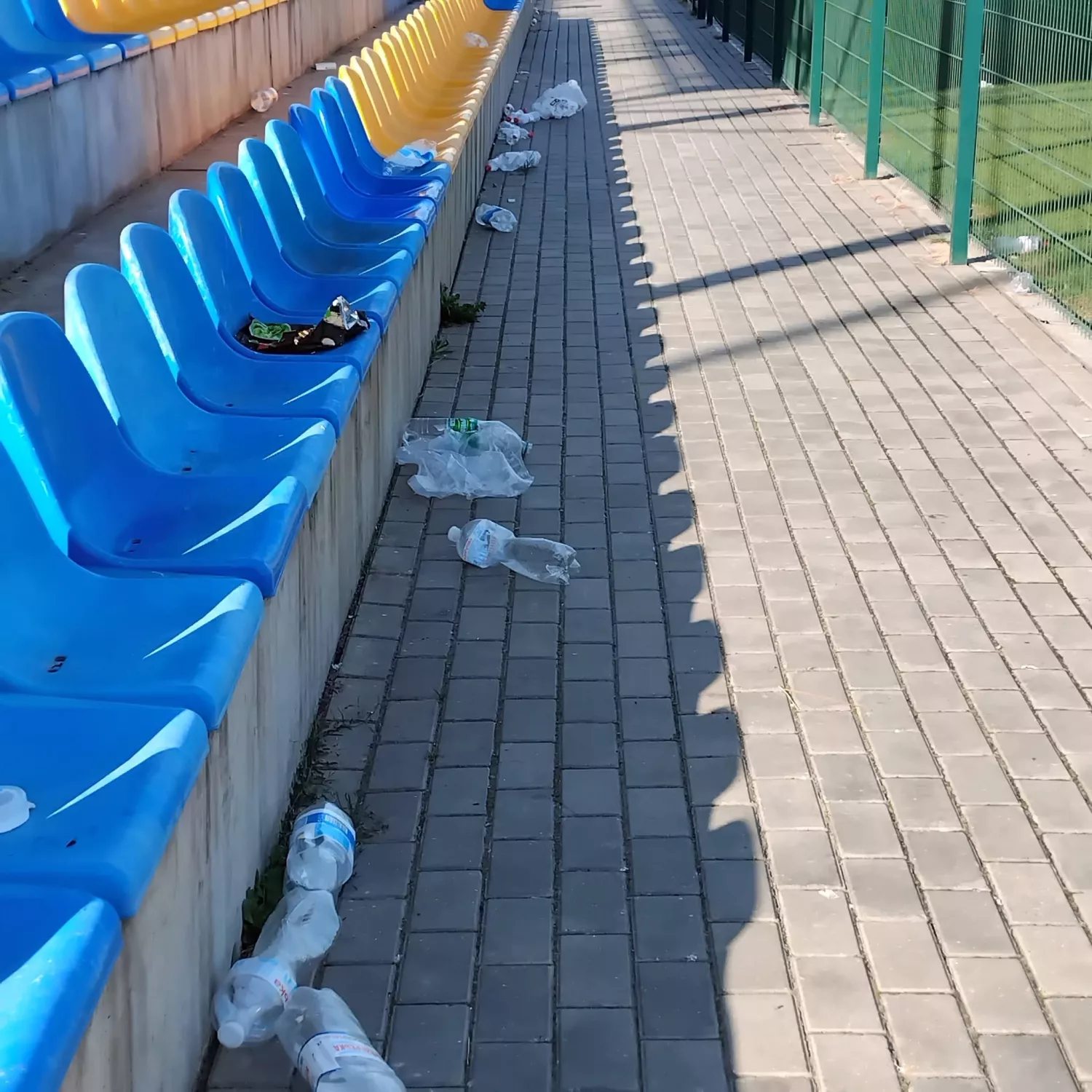 Відвідувачі залишили поламані сидіння та купи сміття на стадіоні у Миколаєві. Фото: Центральний міський стадіон