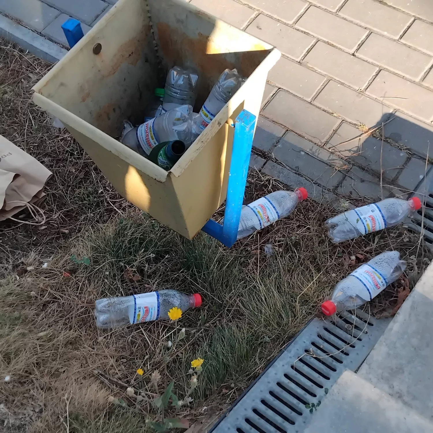 Відвідувачі залишили поламані сидіння та купи сміття на стадіоні у Миколаєві. Фото: Центральний міський стадіон
