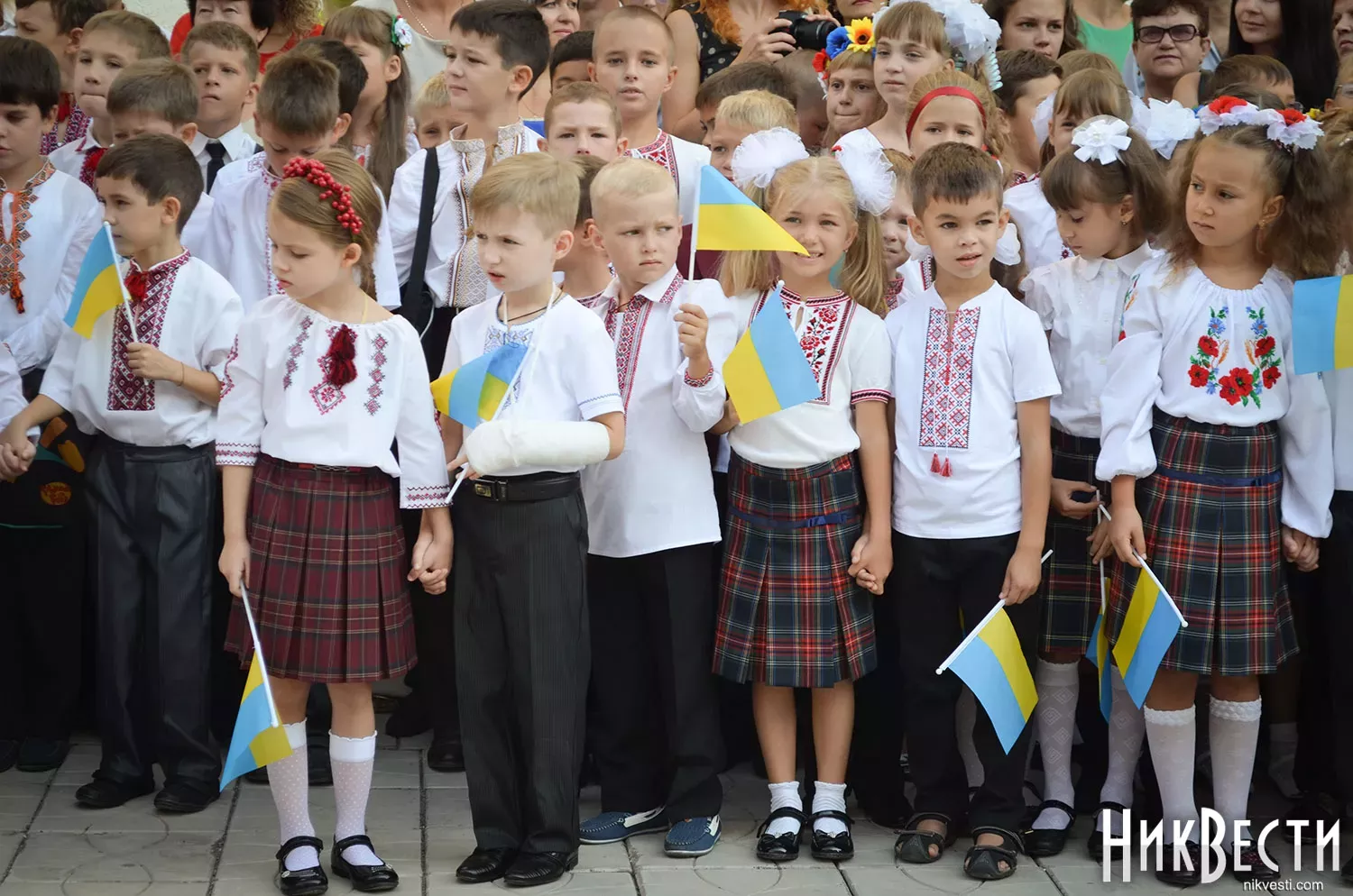 Миколаївські школярі 1 вересня. Архівне фото «МикВісті»