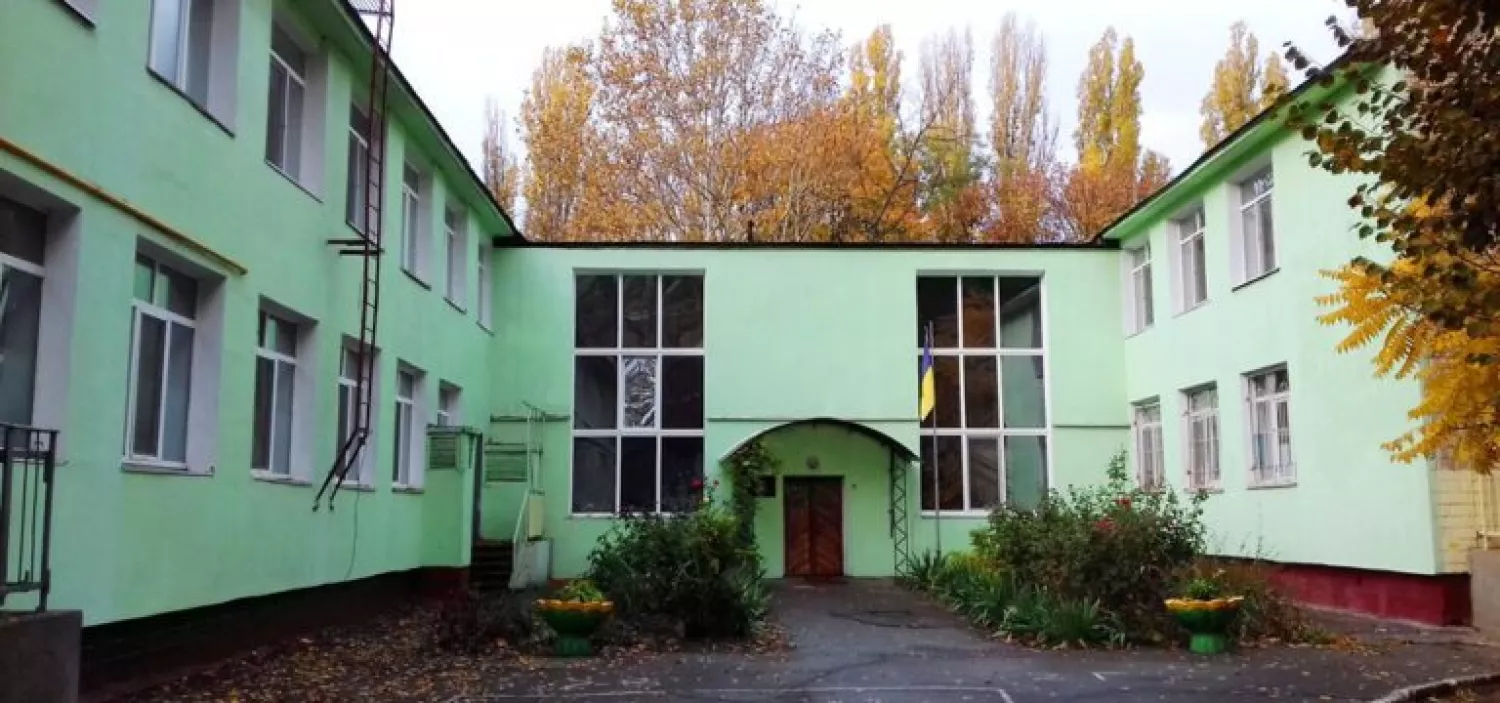 Школа, в якій педагогиня випала з вікна другого поверху. Фото департамент освіти та науки Одеської міської ради