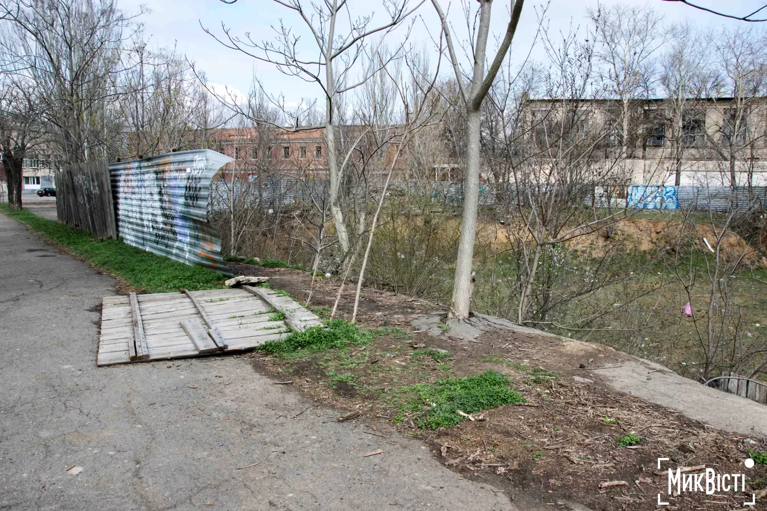 Паркан біля котловану у сквері «Адміралтейський» зламаний. Фото НикВести, квітень 2026 року