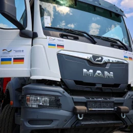 Німецькі партнери передали Миколаєву вантажівку з краном-маніпулятором. Фото: Миколаївська міська рада