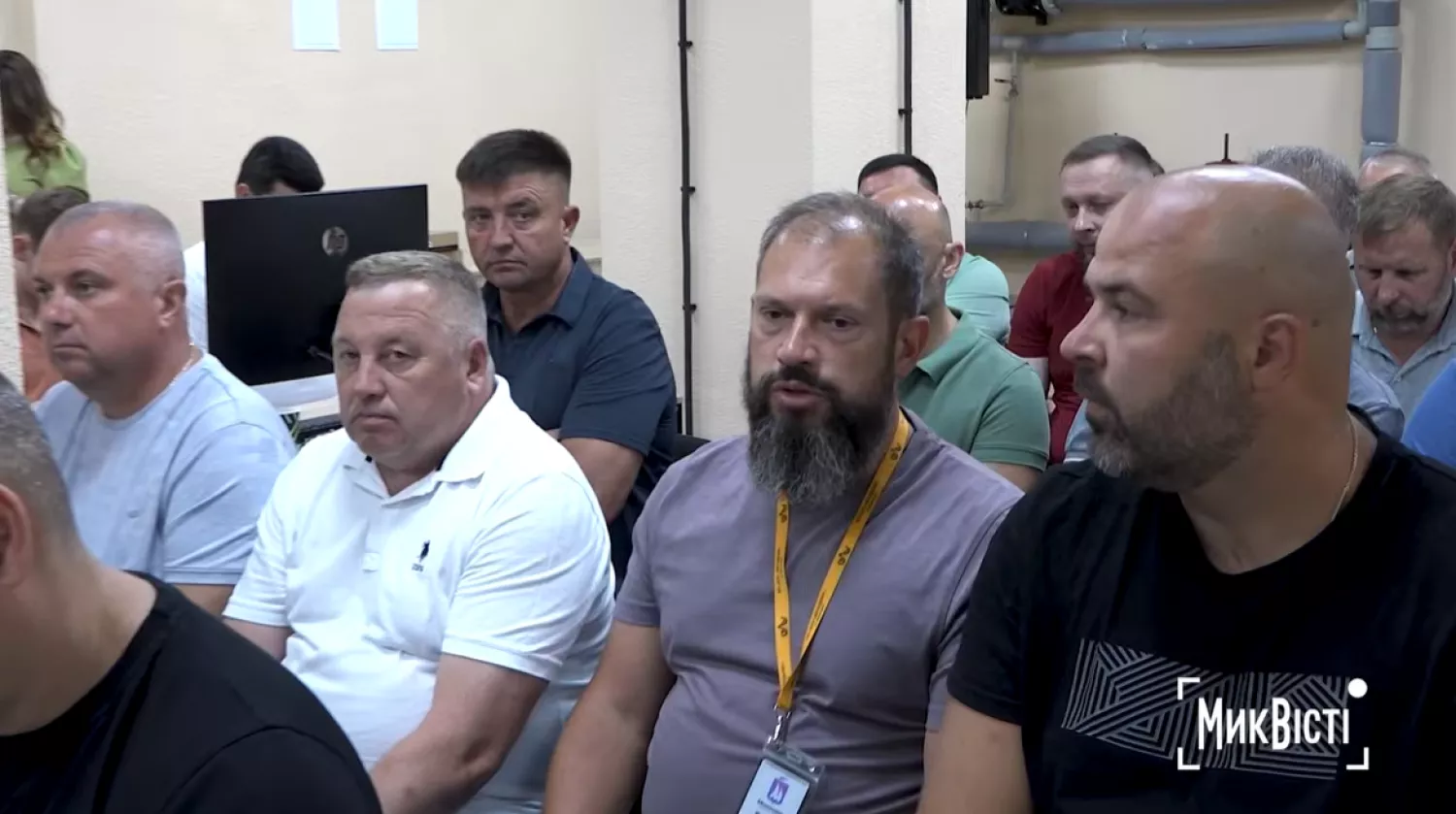 Директор КП «ЕЛУ Автодоріг» Віталій Шевченко (по центру). Скриншот з відео NikVesti