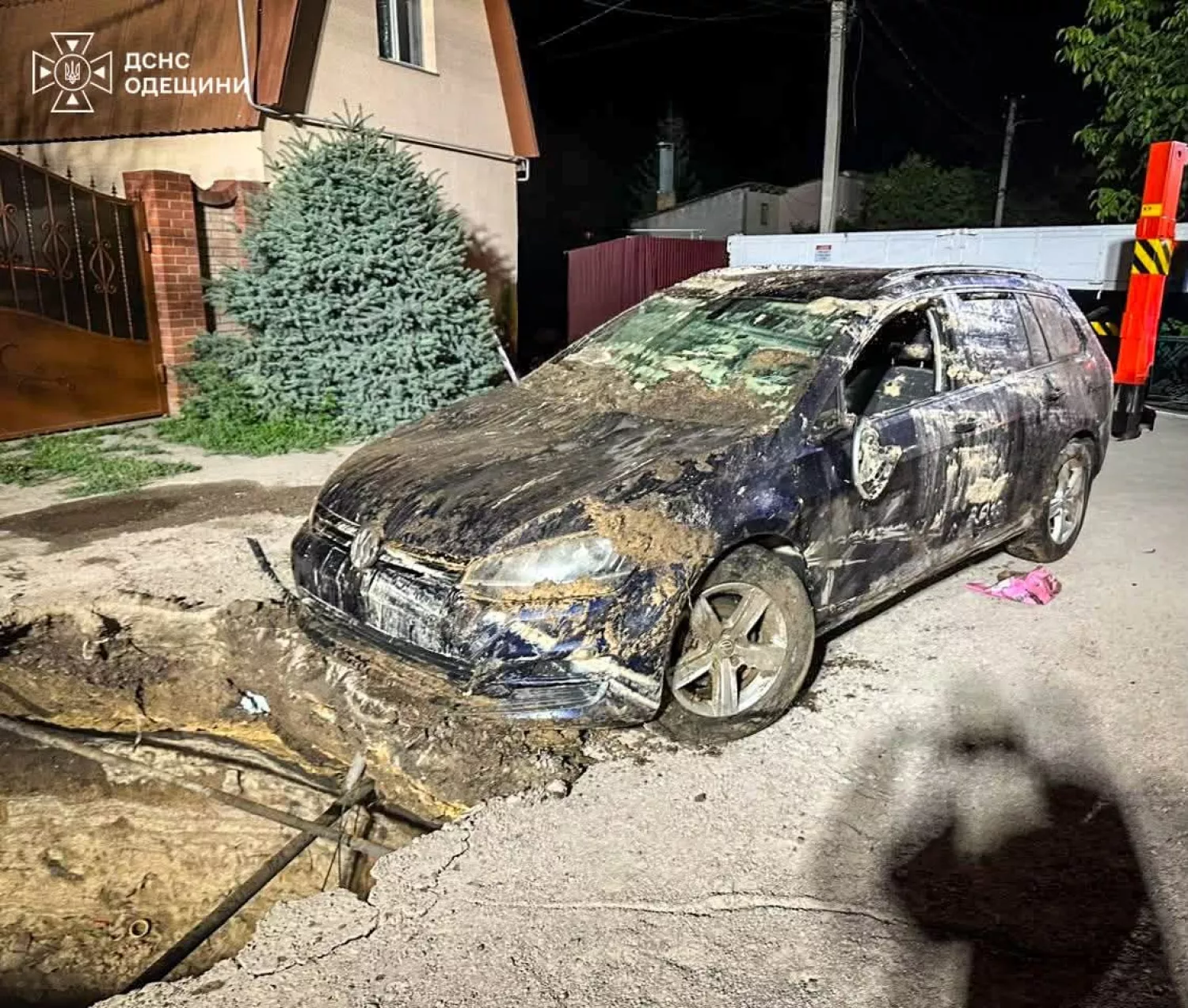 В Одесі легковик під час руху провалився під землю. Фото: ДСНС
