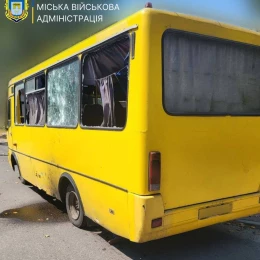 Росіяни атакували дроном маршрутку в Херсоні. Фото: Херсонська МВА