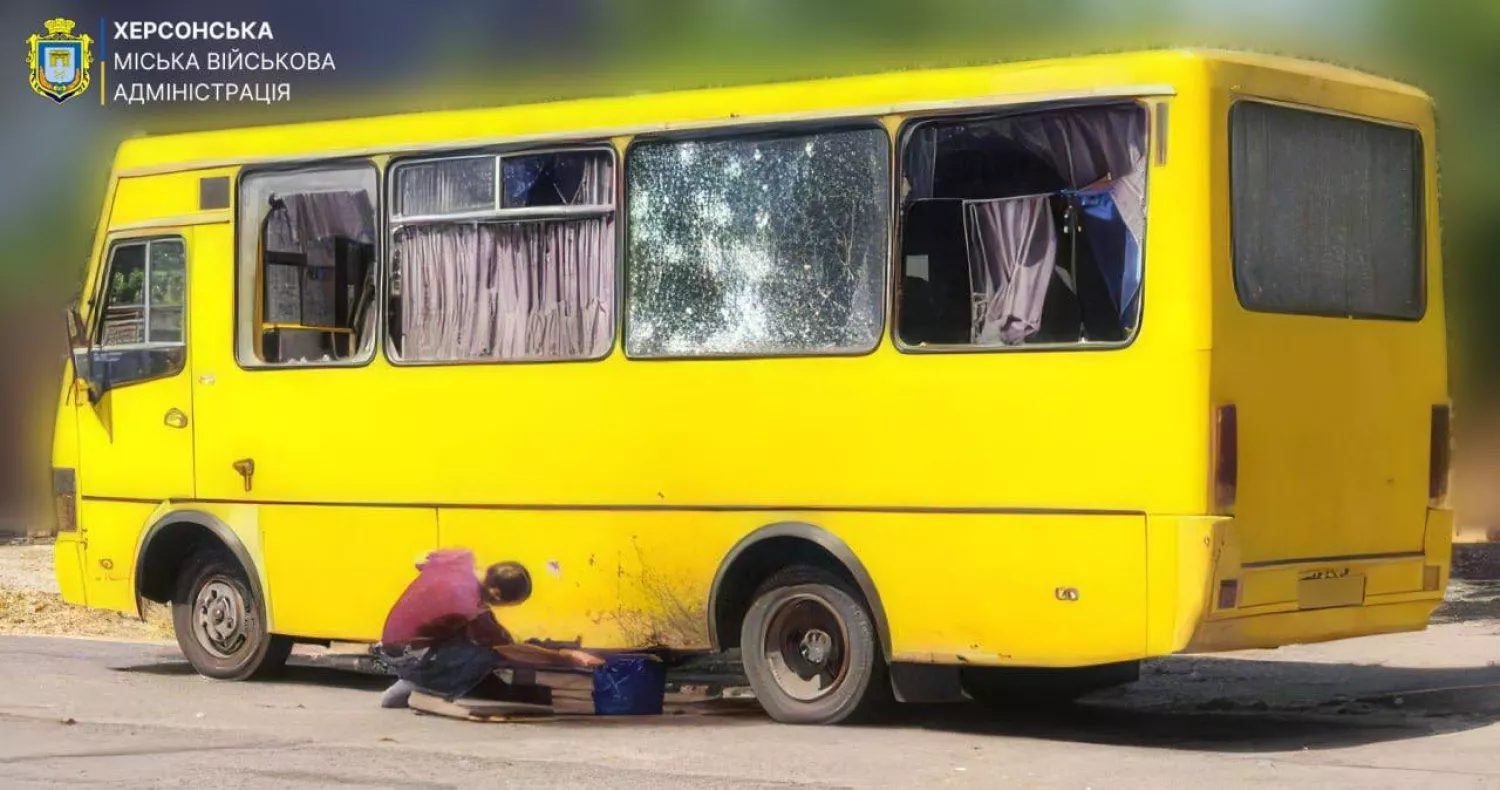 Росіяни атакували дроном маршрутку в Херсоні. Фото: Херсонська МВА