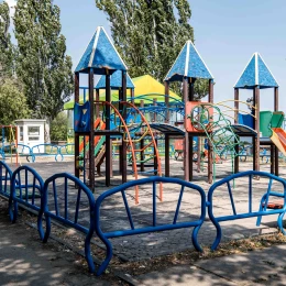 На майданчику на Флотському бульварі пошкоджене покриття. Фото: МикВісті