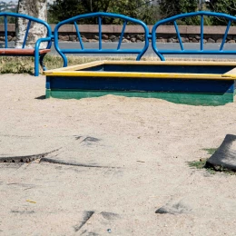 На майданчику на Флотському бульварі пошкоджене покриття. Фото: МикВісті