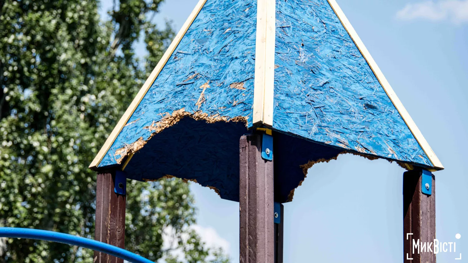 На майданчику на Флотському бульварі пошкоджене покриття. Фото: МикВісті