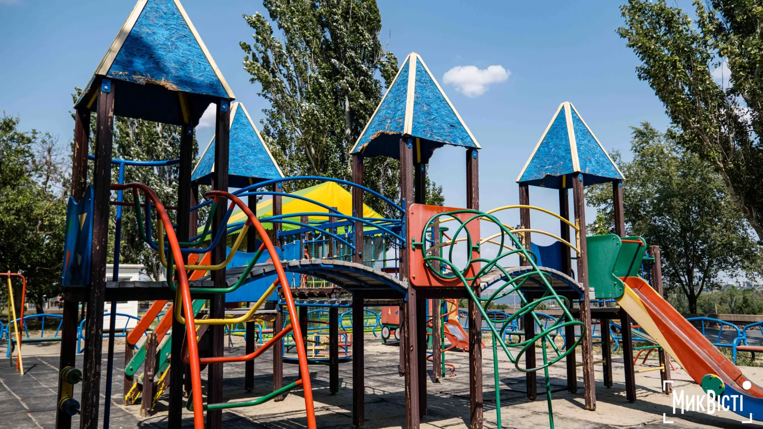 На майданчику на Флотському бульварі пошкоджене покриття. Фото: МикВісті