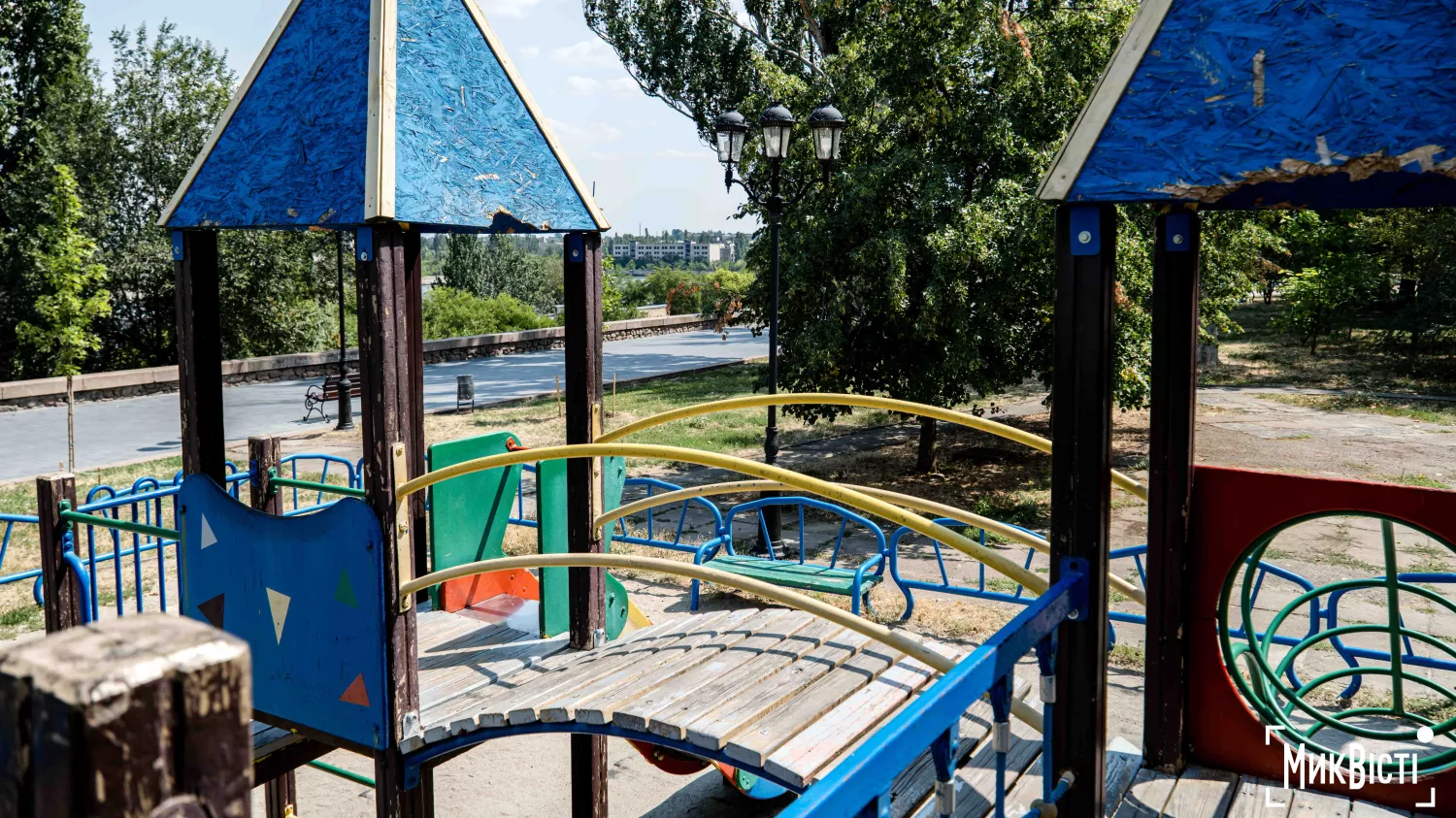 На майданчику на Флотському бульварі пошкоджене покриття. Фото: МикВісті