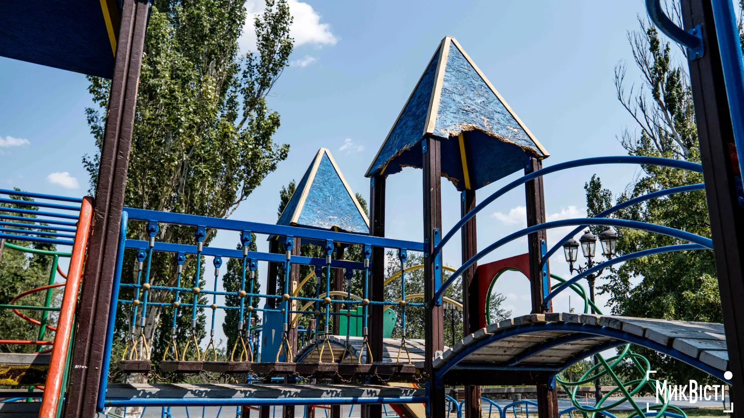 На майданчику на Флотському бульварі пошкоджене покриття. Фото: МикВісті