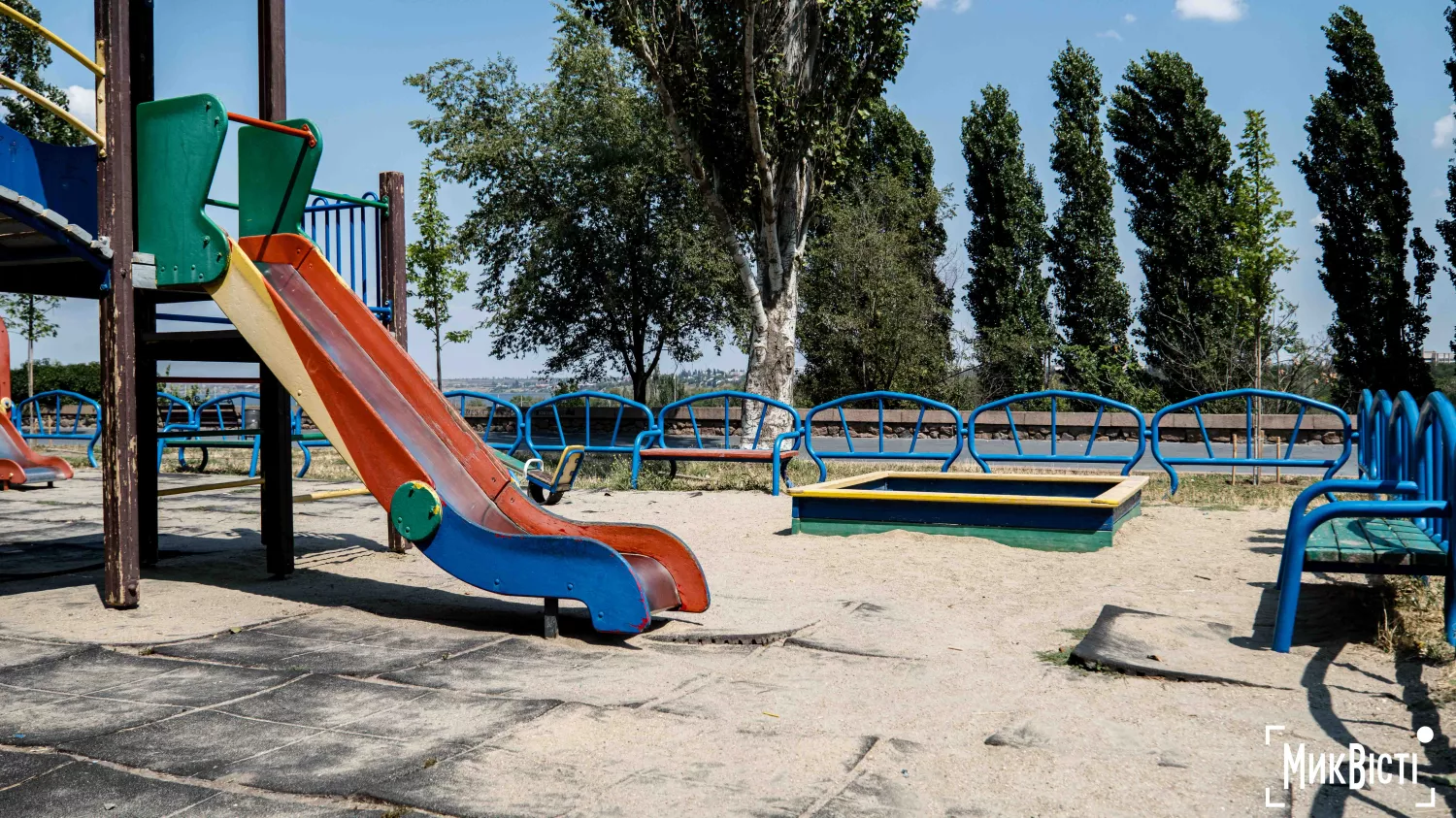На майданчику на Флотському бульварі пошкоджене покриття. Фото: МикВісті