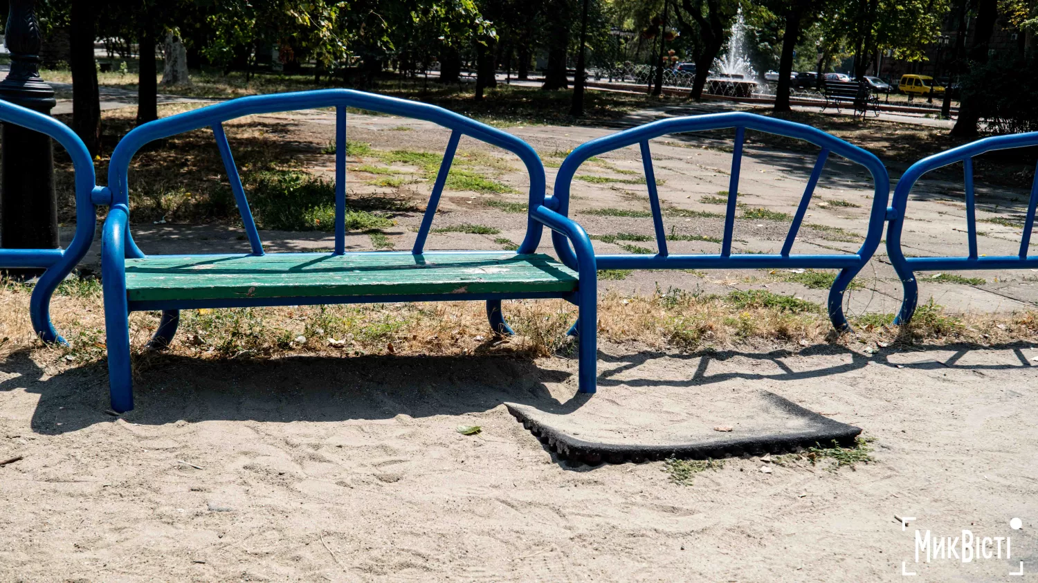 На майданчику на Флотському бульварі пошкоджене покриття. Фото: МикВісті