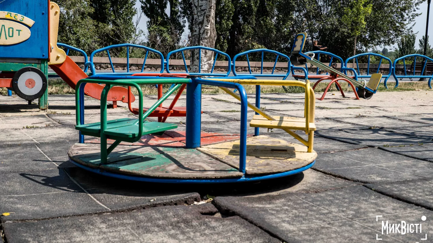 На майданчику на Флотському бульварі пошкоджене покриття. Фото: МикВісті
