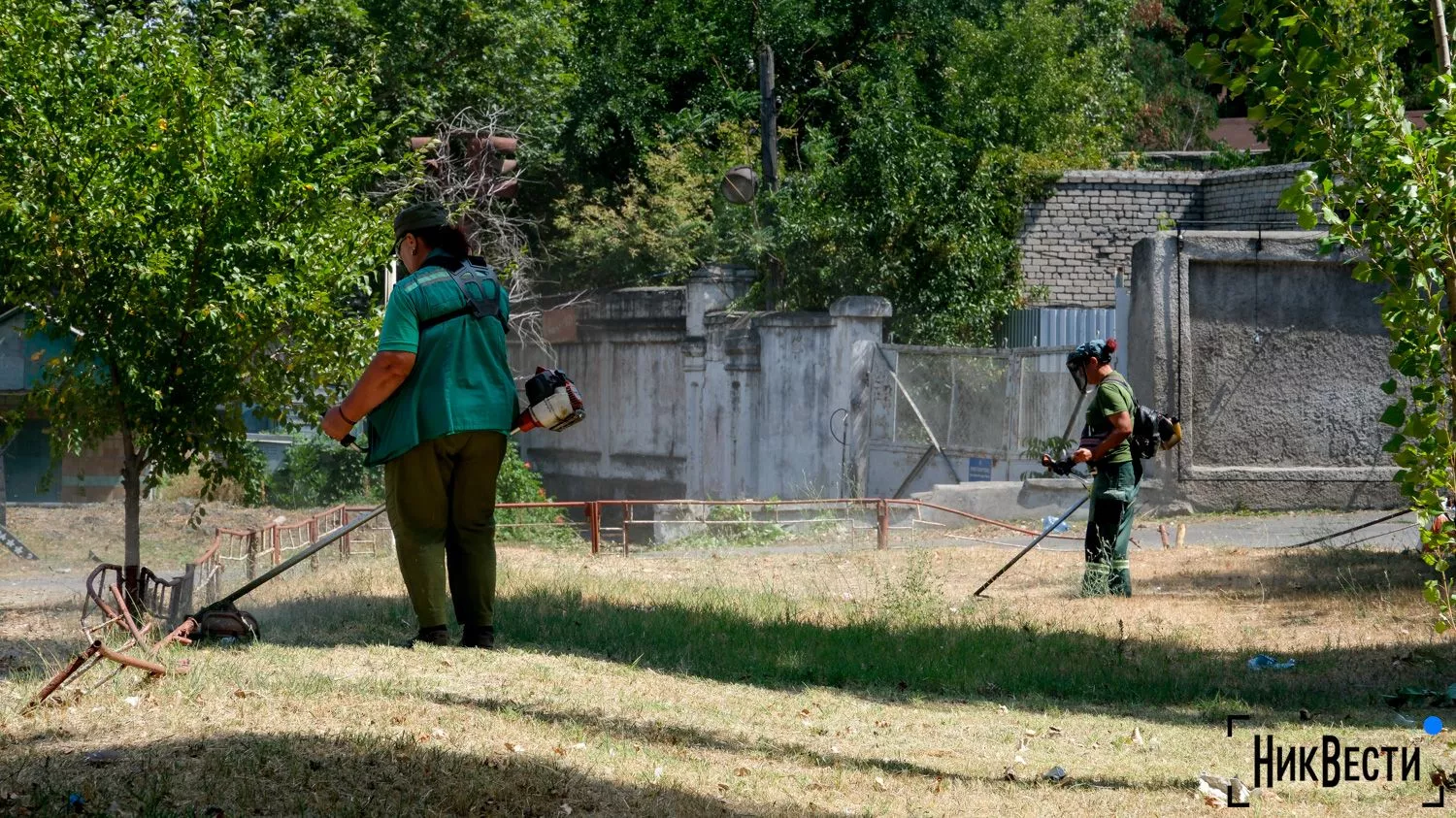 Працівники комунального підприємства «Миколаївські парки» за роботою. Ілюстраційне фото: НикВести