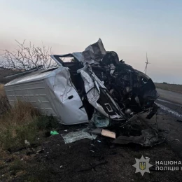 На трасі «Одеса – Миколаїв» зіткнулися вантажний фургон та мікроавтобуси. Фото: ГУНП в Одеській області