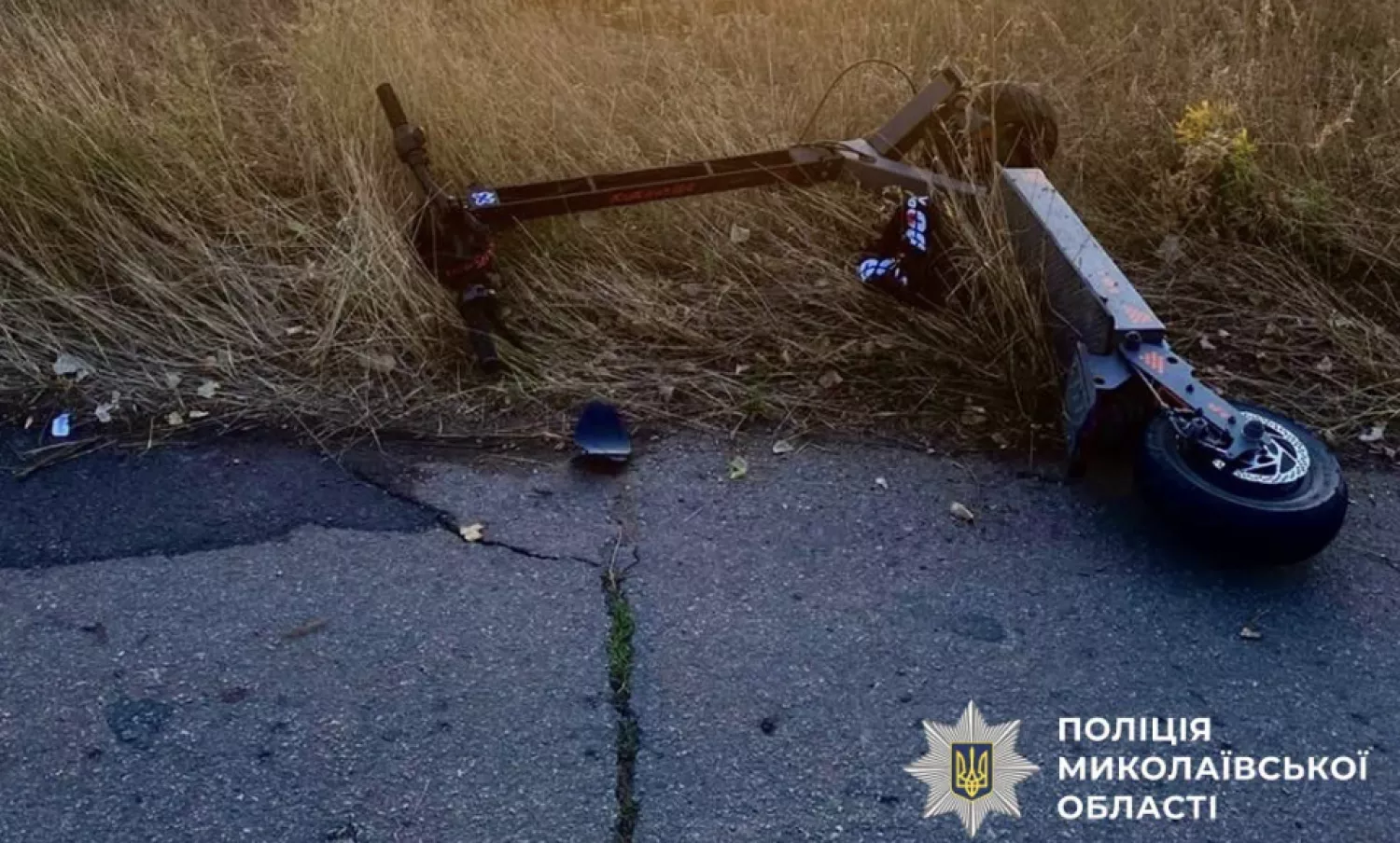 Поблизу Єланця двоє дітей впали з електросамоката. Фото нацполіція