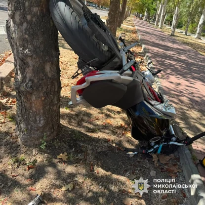 У Миколаєві зіткнулися Mercedes та мотоцикл. Фото: ГУНП Миколаївщини