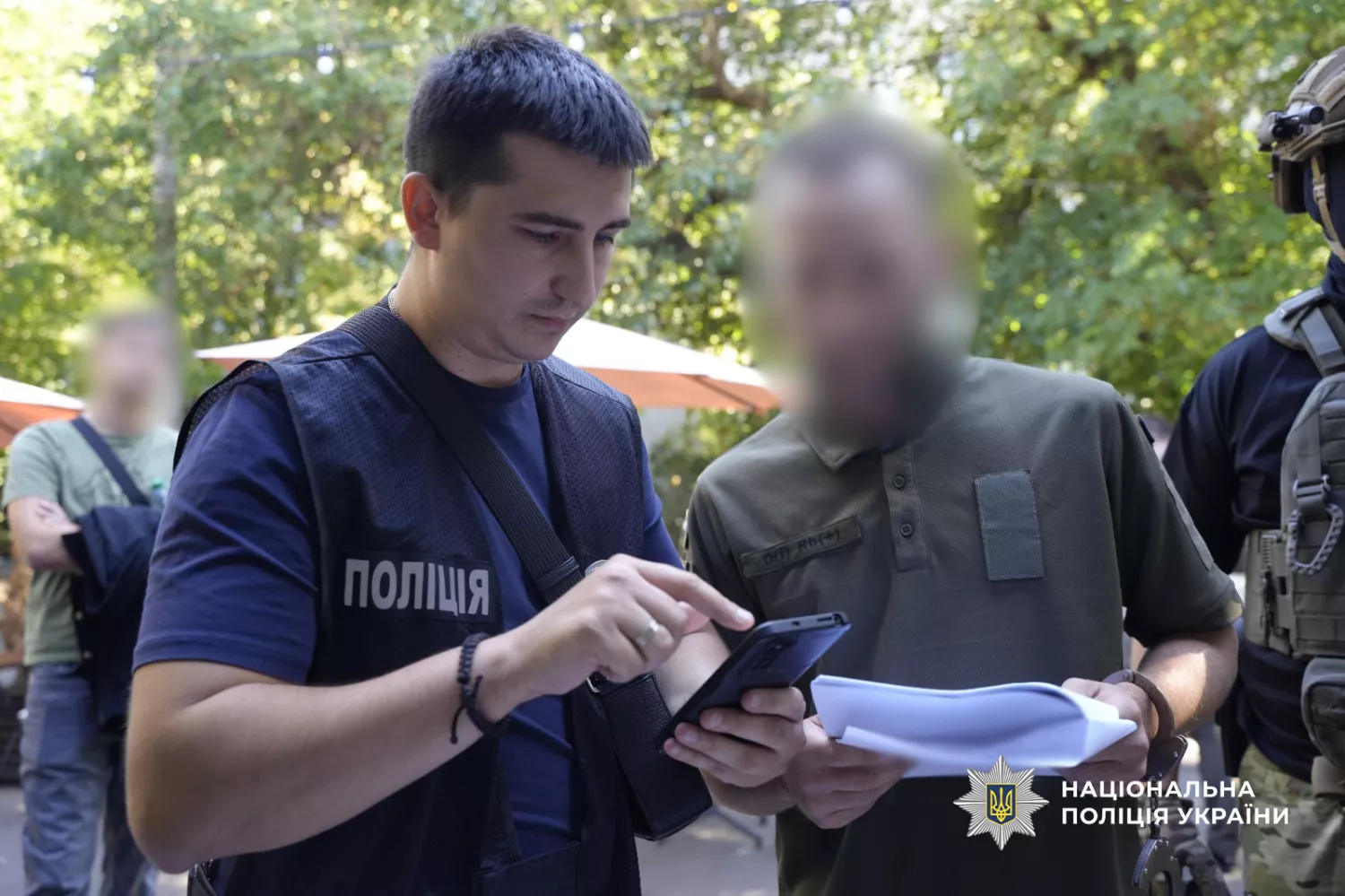 На Одещині двох працівників ТЦК затримали за хабарі за зняття з розшуку. Фото нацполіції