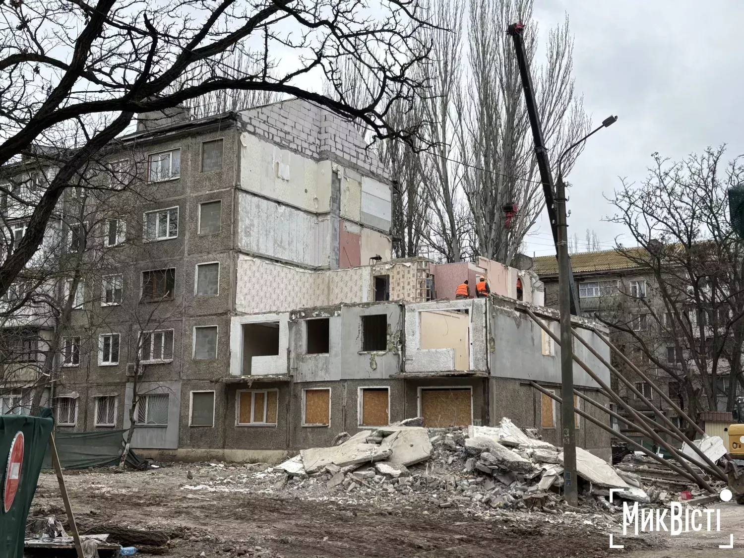 Демонтаж багатоповерхівки в Інгульському районі Миколаєва, 24 грудня 2025 року. Фото: НикВести