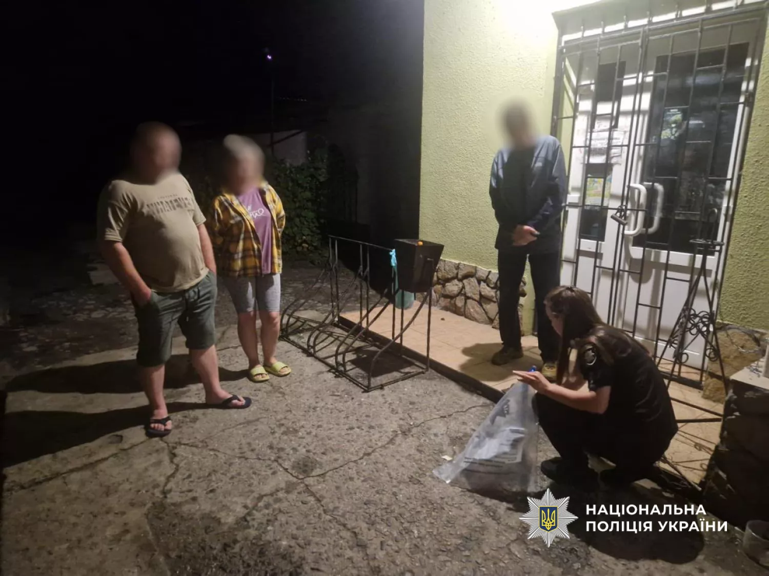 На Одещині чоловік влаштував дебош у магазині, повернувся із сокирою та вкрав велосипед. Фото: Нацполіція