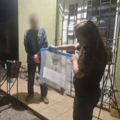 На Одещині чоловік влаштував дебош у магазині, повернувся із сокирою та вкрав велосипед. Фото: Нацполіція