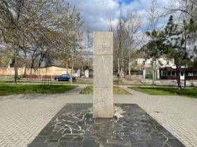 У сквері прибрали пам'ятник Олексію Гмирьову. Фото: Суспільне. Миколаїв
