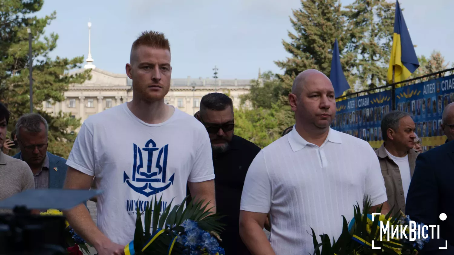 Покладання квітів в День міста миколаєва. Фото: НикВести