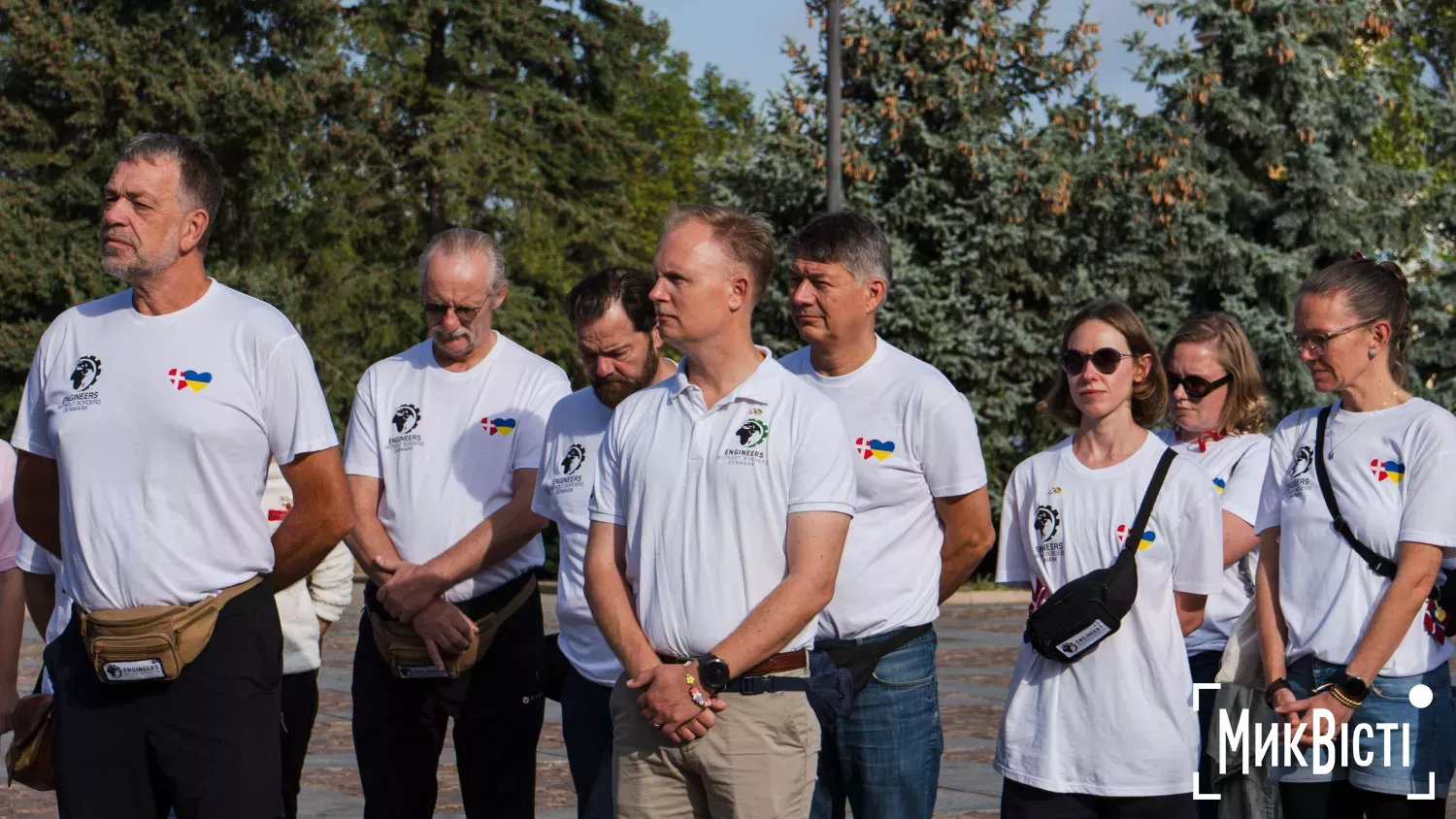 Покладання квітів в День міста миколаєва. Фото: НикВести
