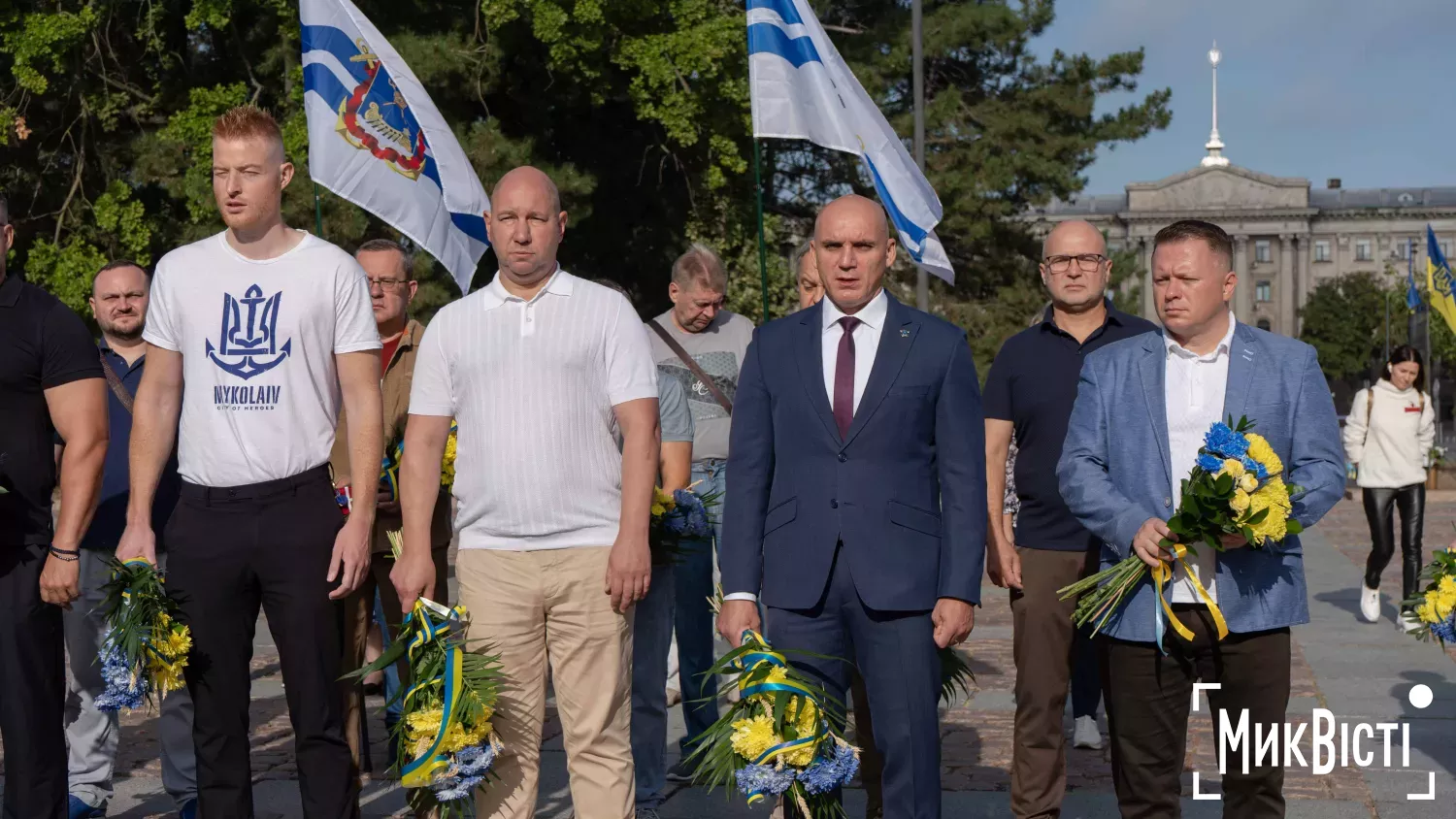 Покладання квітів в День міста миколаєва. Фото: НикВести