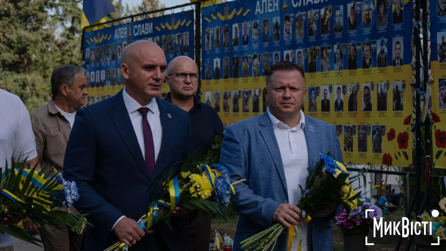 Покладання квітів в День міста миколаєва. Фото: НикВести