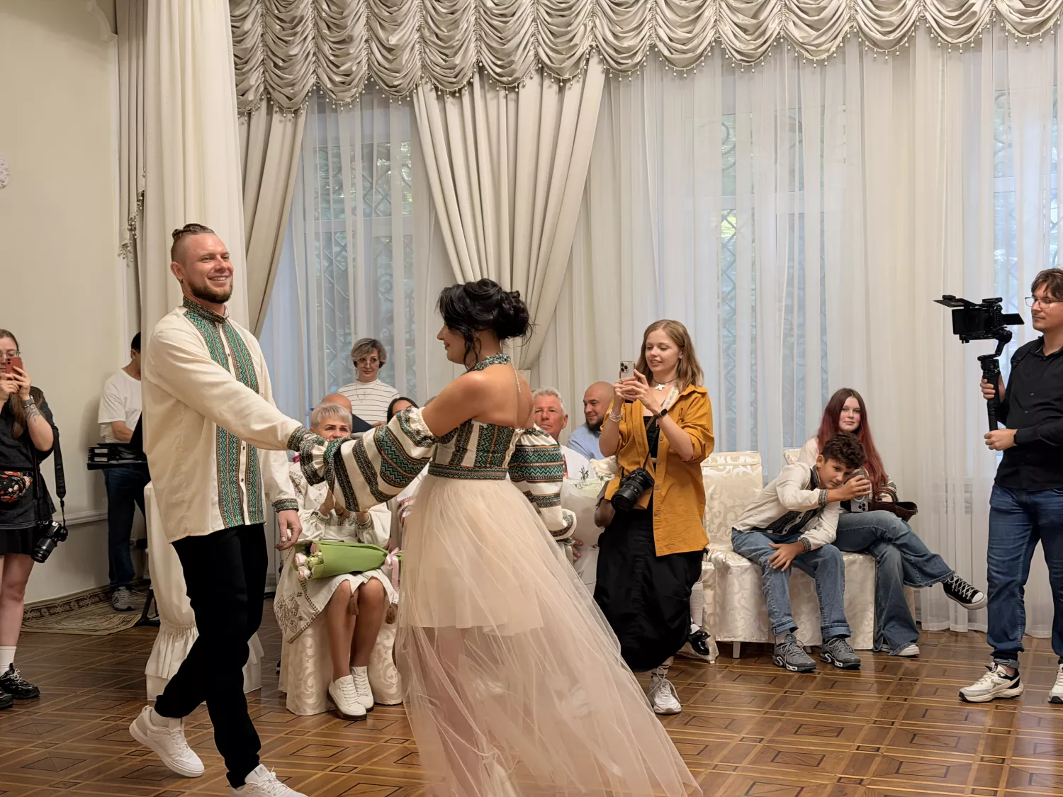 У День міста за традицією провели церемонію одруження молодят. Фото: НикВести