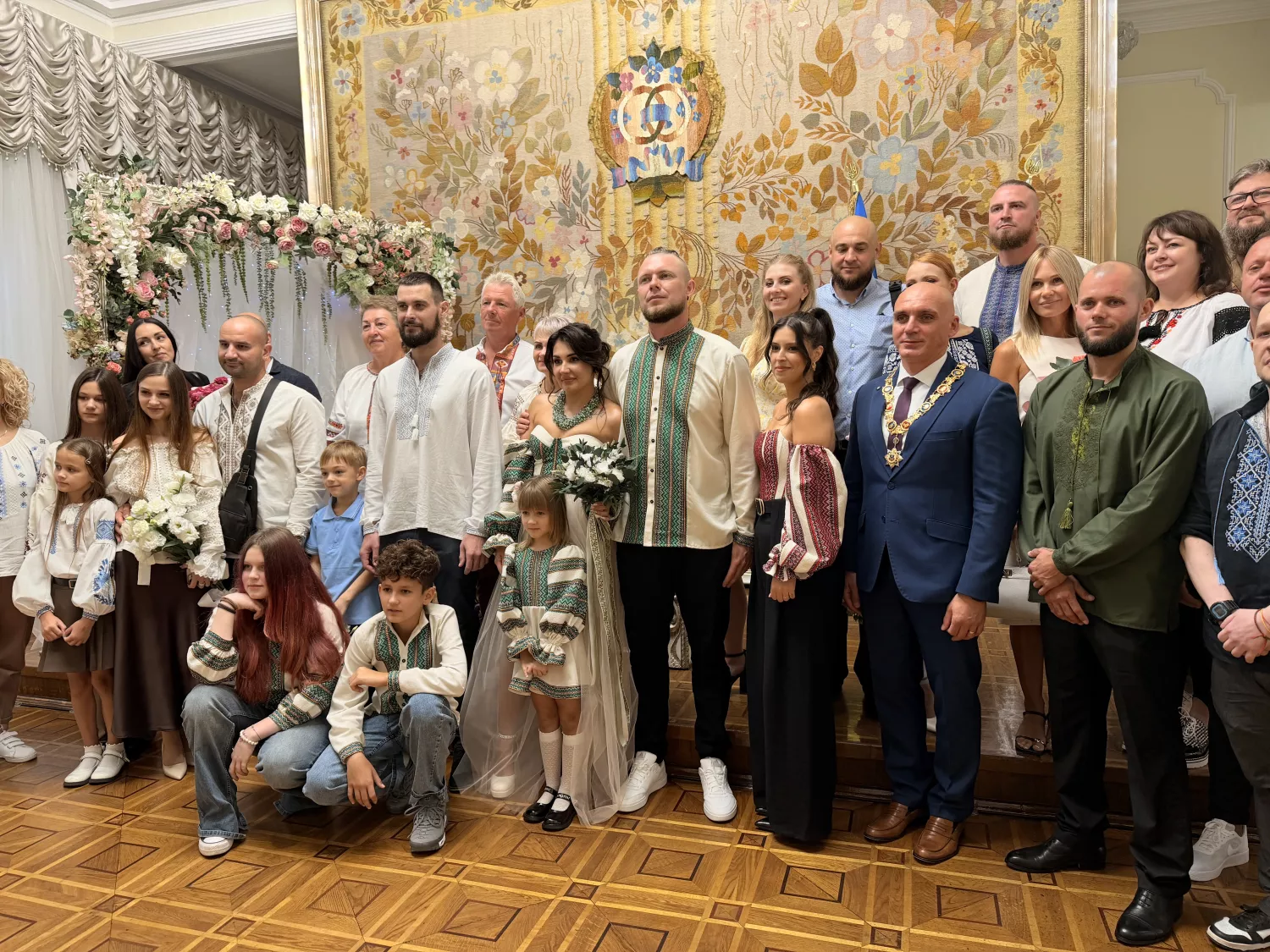 У День міста за традицією провели церемонію одруження молодят. Фото: НикВести