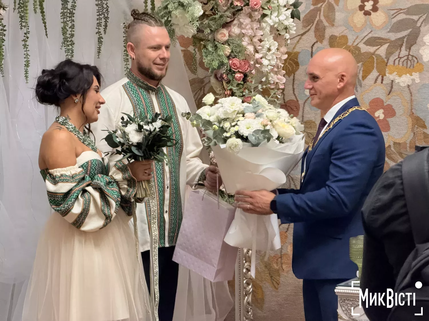 У День міста за традицією провели церемонію одруження молодят. Фото: НикВести