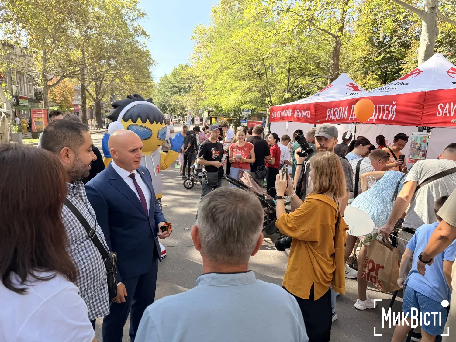 Мер прогулявся Соборною в День міста. Фото: НикВести