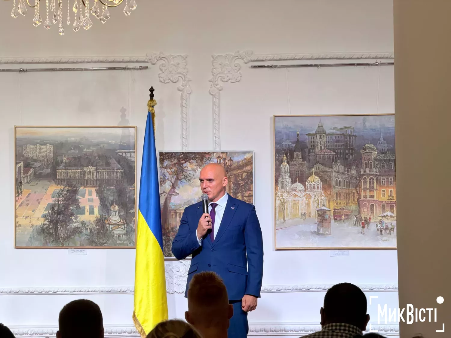 У День міста вручили нагороди родинам загиблих Героїв, волонтерам та миколаївцям. Фото: МикВісті