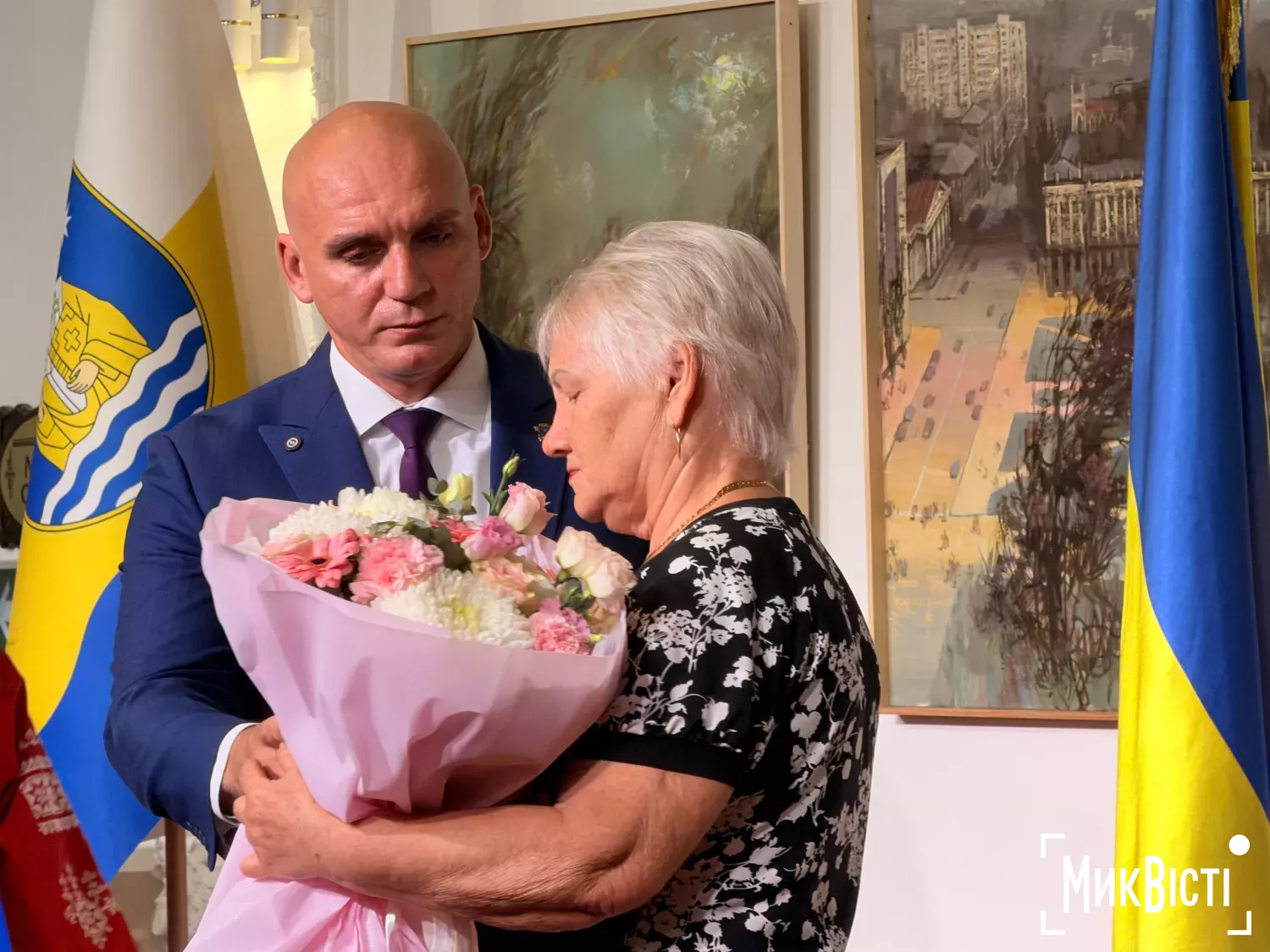 У День міста вручили нагороди родинам загиблих Героїв, волонтерам та миколаївцям. Фото: МикВісті