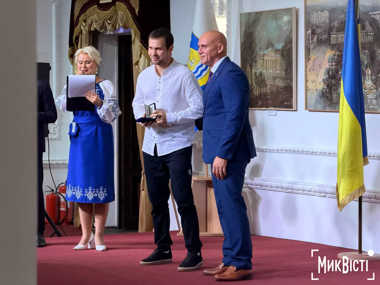 У День міста вручили нагороди родинам загиблих Героїв, волонтерам та миколаївцям. Фото: МикВісті